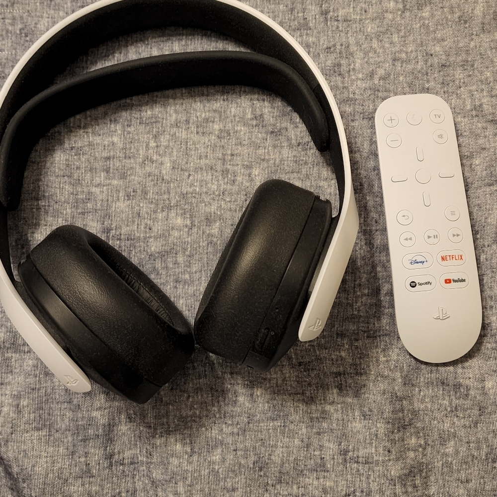 PS5 Heqdset and Media Remote